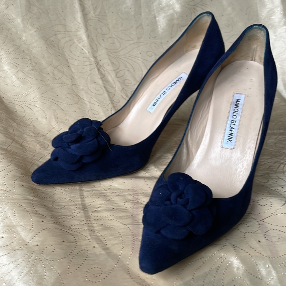 Manolo Blahnik “Lisa” navy suede pumps with flower detail at toe (7.5)